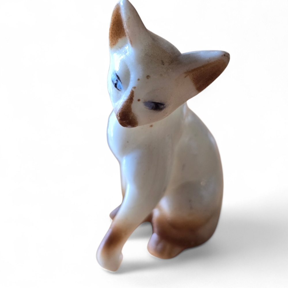 Vintage Hong Kong Mini Cat Figurines Set Cottagecore Kitten Family Decor - Picture 5 of 7